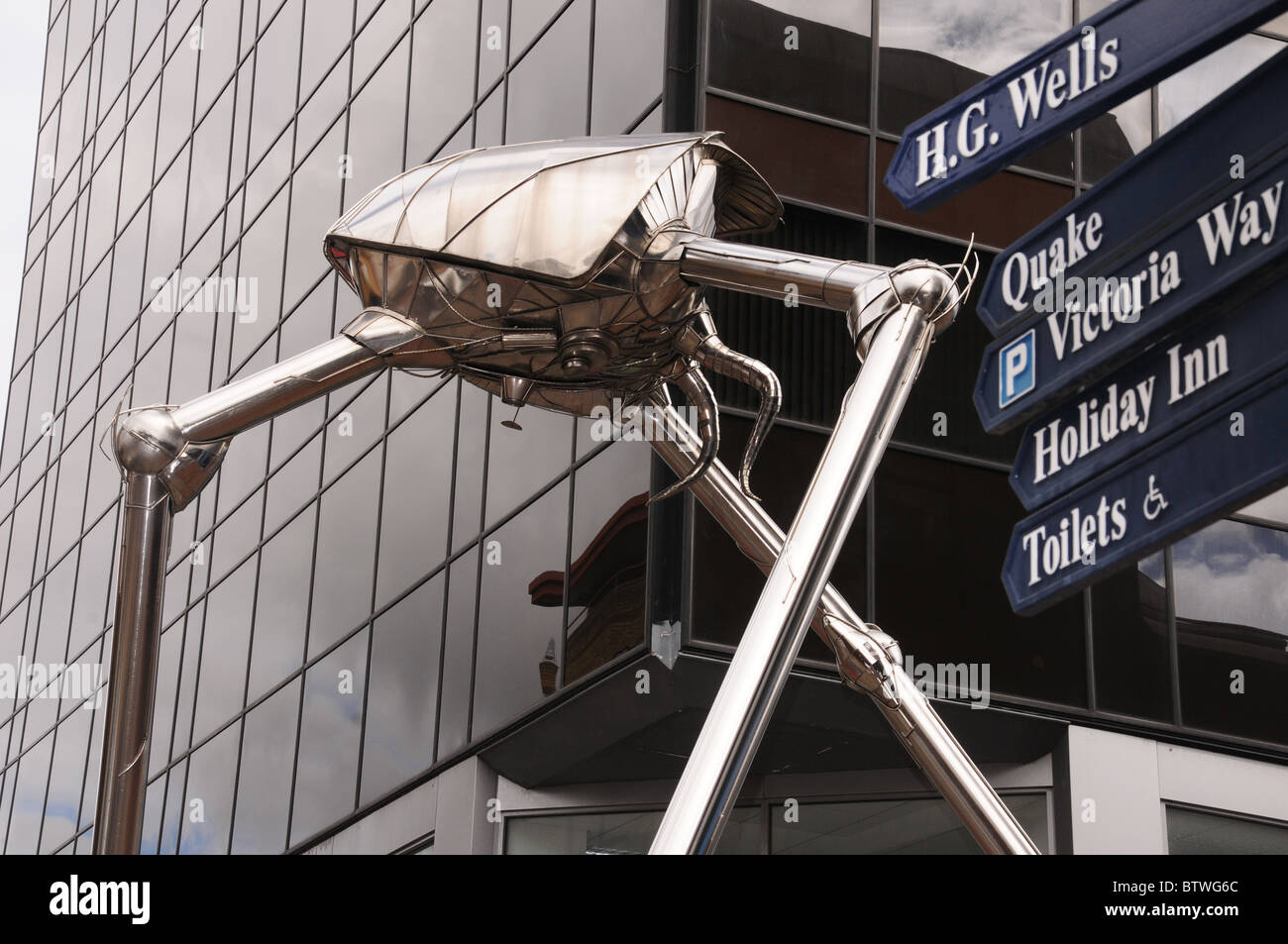 Woking commemora scrittore H G Wells con una statua di un marziano lotta contro la macchina nel centro della città. Foto Stock
