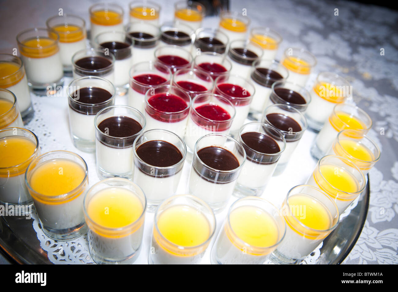 Budino multicolore in crema in tazze piccole Foto Stock