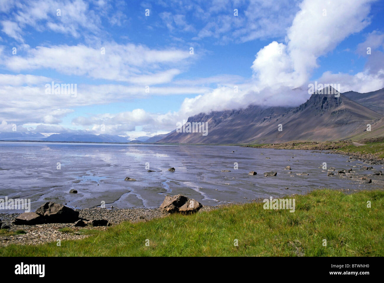 Islanda - Stokkness mountain e la riva con la bassa marea sull'Oceano Atlantico Foto Stock