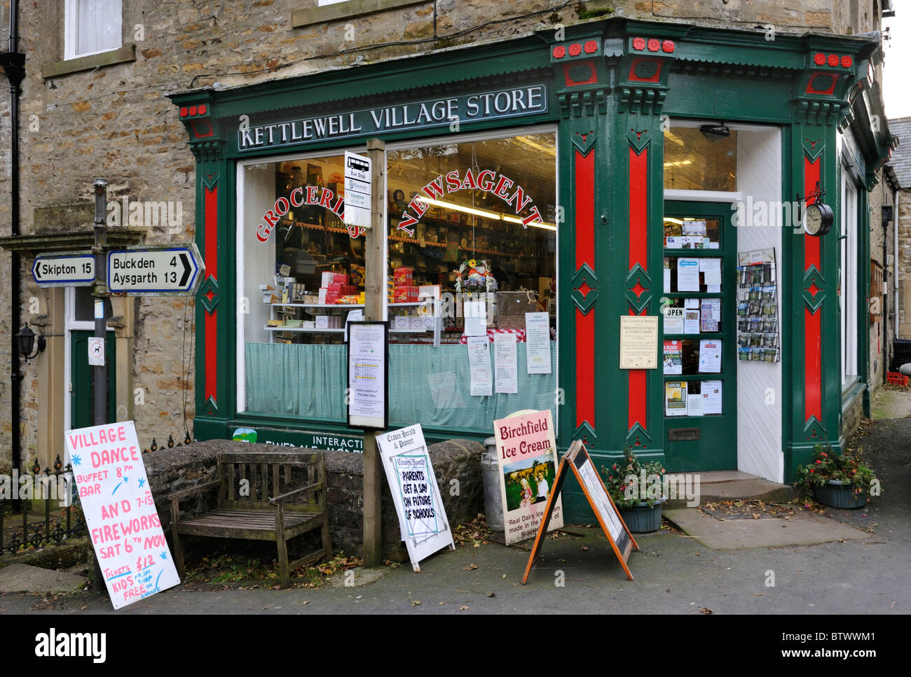 Il negozio locale nel villaggio di Kettlewell, Wharfedale, Yorkshire Dales National Park, Inghilterra. Foto Stock