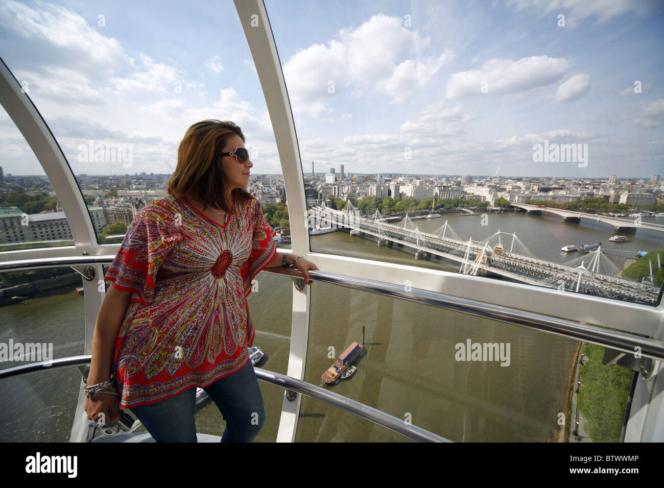 La donna vista dal London Eye Londra Inghilterra Londra Inghilterra Londra Inghilterra 21 Maggio 2010 Foto Stock