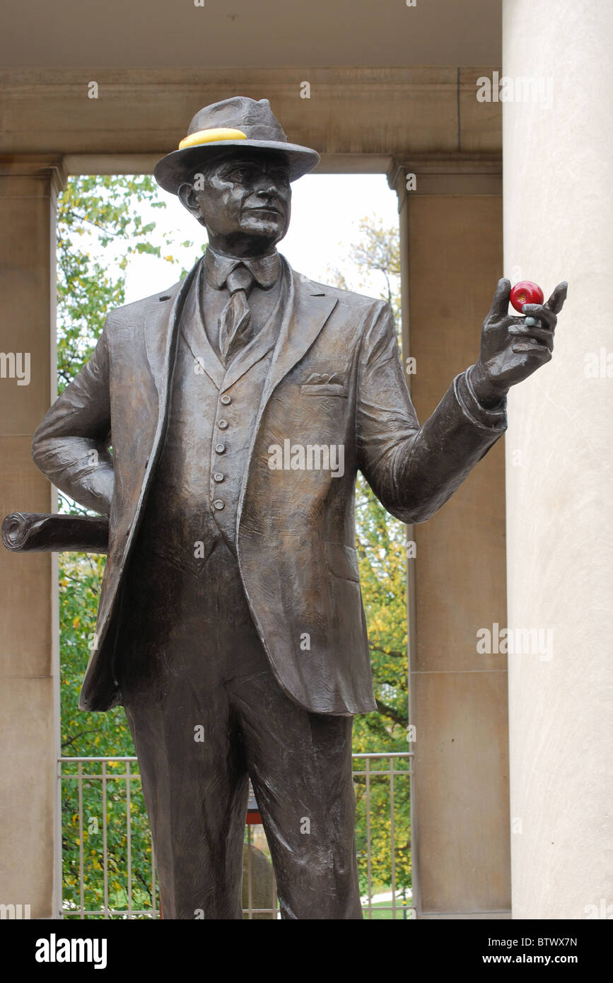 Statua di bronzo di George Eastman, principal benefattore dell'Università di Rochester New York. nel XX secolo. Foto Stock