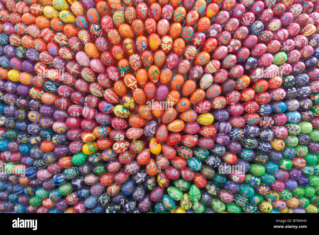 Colorati dipinti a mano le uova di pasqua Foto Stock