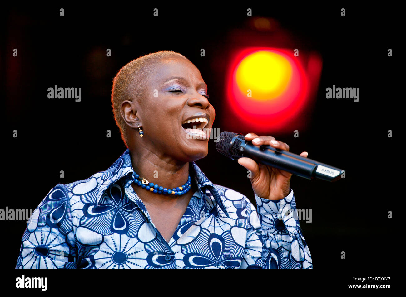 ANGELIQUE KIDJO canta su Jimmy Lyons tappa - 2010 MONTEREY JAZZ FESTIVAL, CALIFORNIA Foto Stock