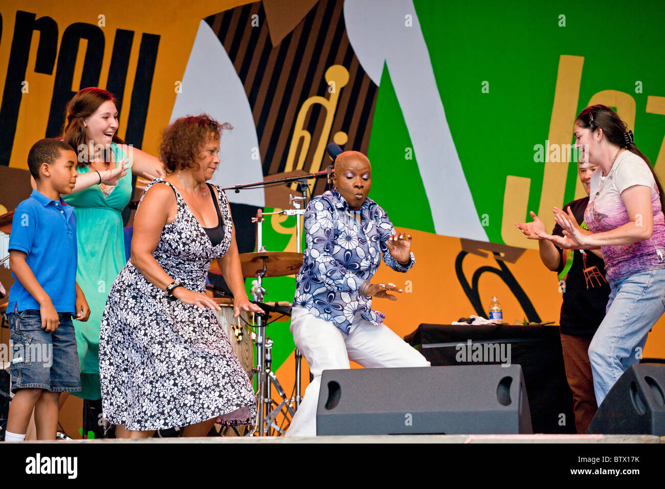 ANGELIQUE KIDJO canta e danza su Jimmy Lyons tappa - 2010 MONTEREY JAZZ FESTIVAL, CALIFORNIA Foto Stock