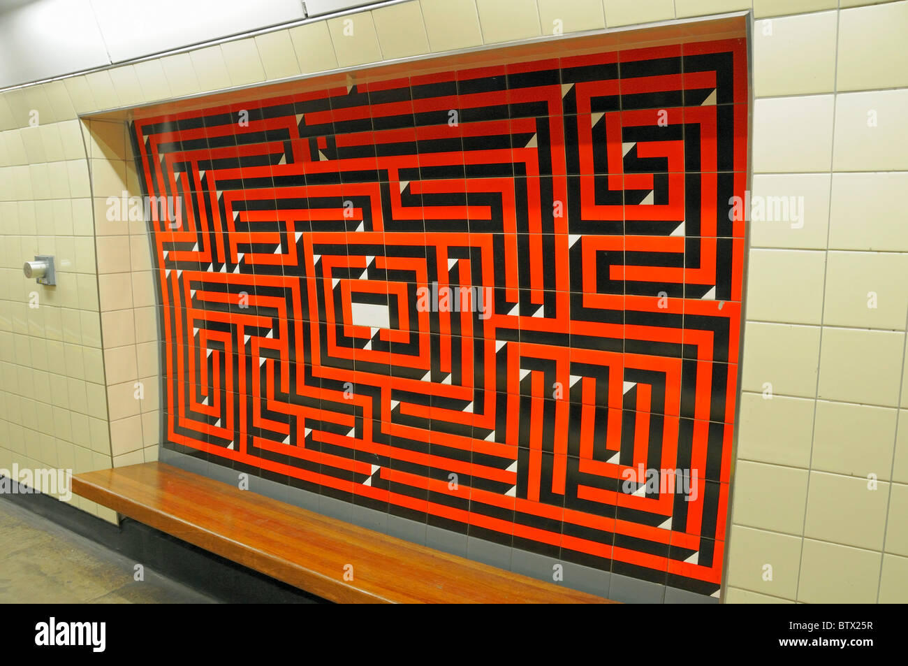 Isola di design a labirinto o labirinto Warren Street Stazione metropolitana di Londra Inghilterra REGNO UNITO Foto Stock
