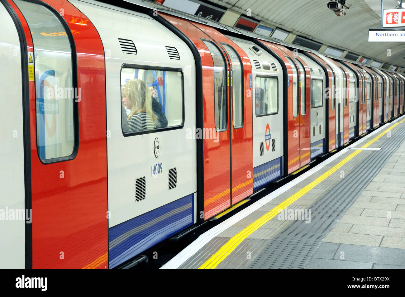 Southbound Victoria line treno con porte chiuse Warren Street Station Londra Inghilterra REGNO UNITO Foto Stock
