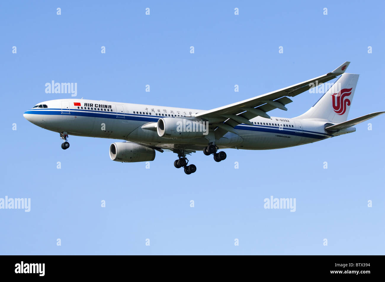 Airbus A330 operati da Air China sulla rotta di avvicinamento per l'atterraggio all'Aeroporto di Londra Heathrow Foto Stock
