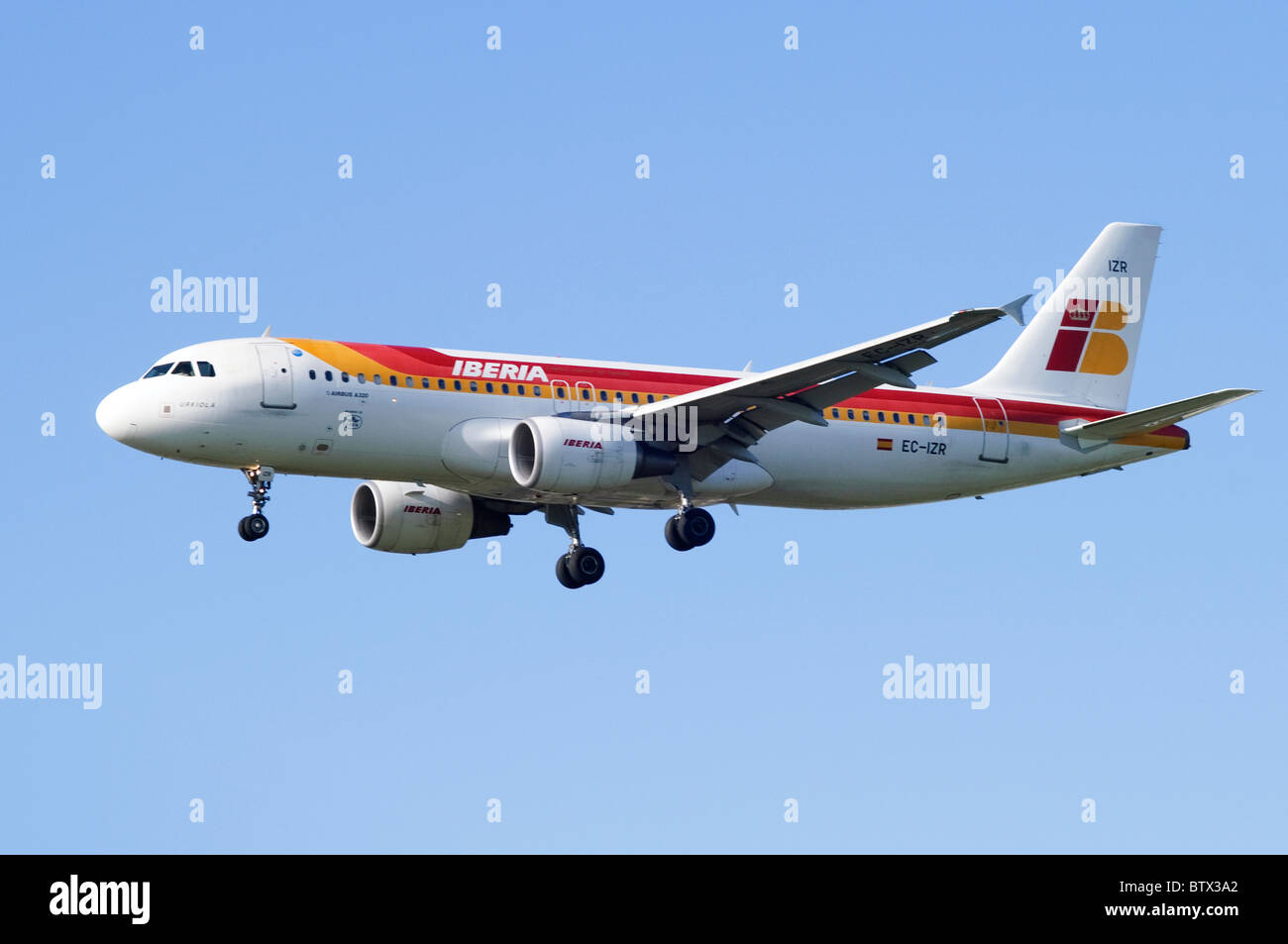 Airbus A320 azionato da Iberia dall approccio per l'atterraggio all'Aeroporto di Londra Heathrow Foto Stock
