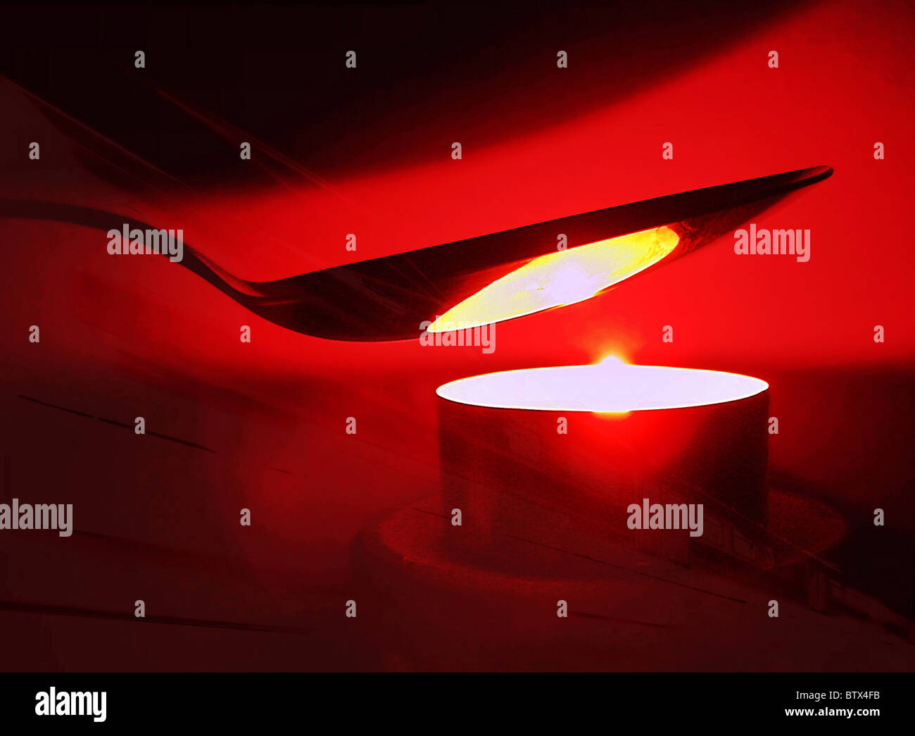 Un cucchiaio sopra la candela fiammeggiante, il concetto di dipendenza Foto Stock