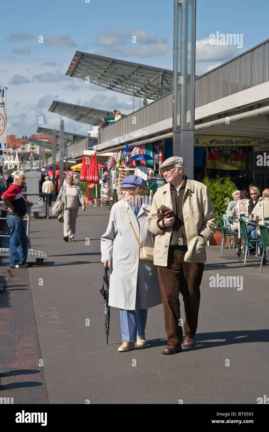 Coppia di anziani sulla passeggiata a Elba promenade di Amburgo Foto Stock