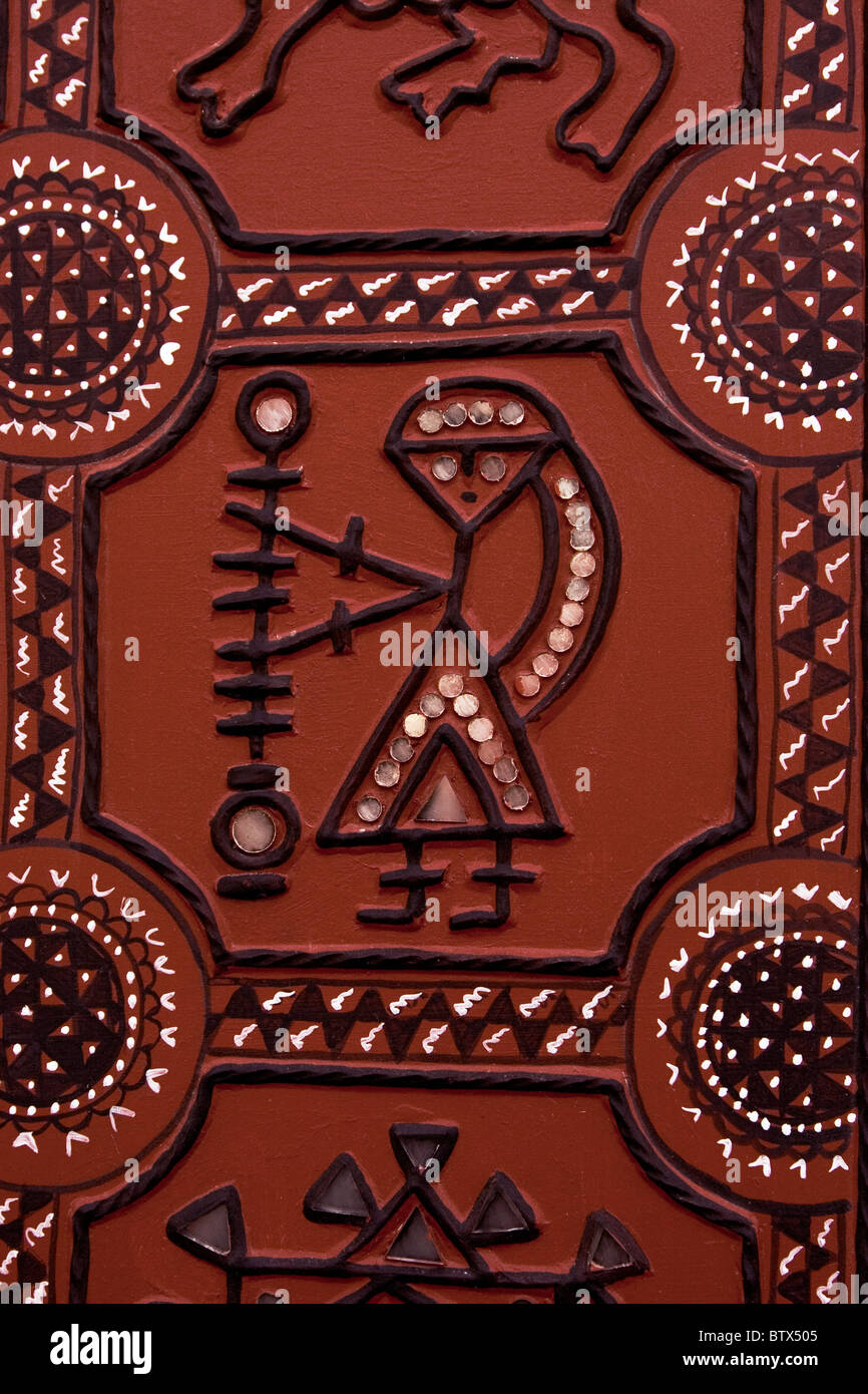 Parete tradizionale arte dalla regione di Kutch, nello Stato di Gujarat, India. Questa arte-lavoro è formata da fango, piccoli specchi e vernice. Foto Stock