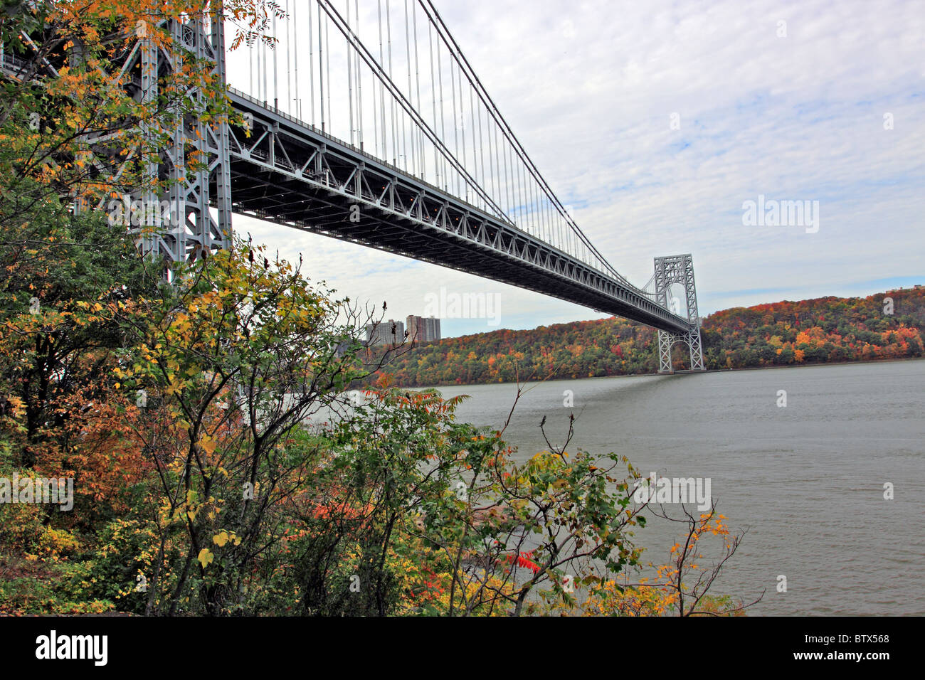 Il Ponte George Washington Bridge, guardando ad ovest dalla New York lato del fiume Hudson Foto Stock