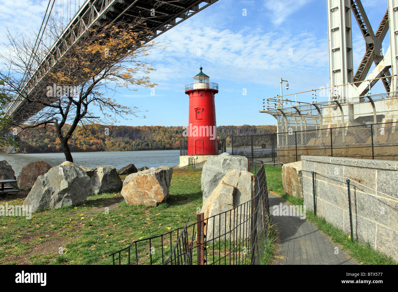 Il piccolo faro rosso sul fiume Hudson alla base della New York lato del George Washington Bridge Foto Stock