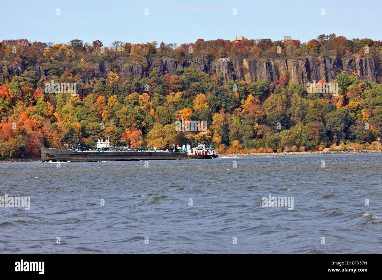 Nave cisterna Kristin la polarizzazione viaggia verso fiume Hudson nei pressi di George Washington Bridge Foto Stock