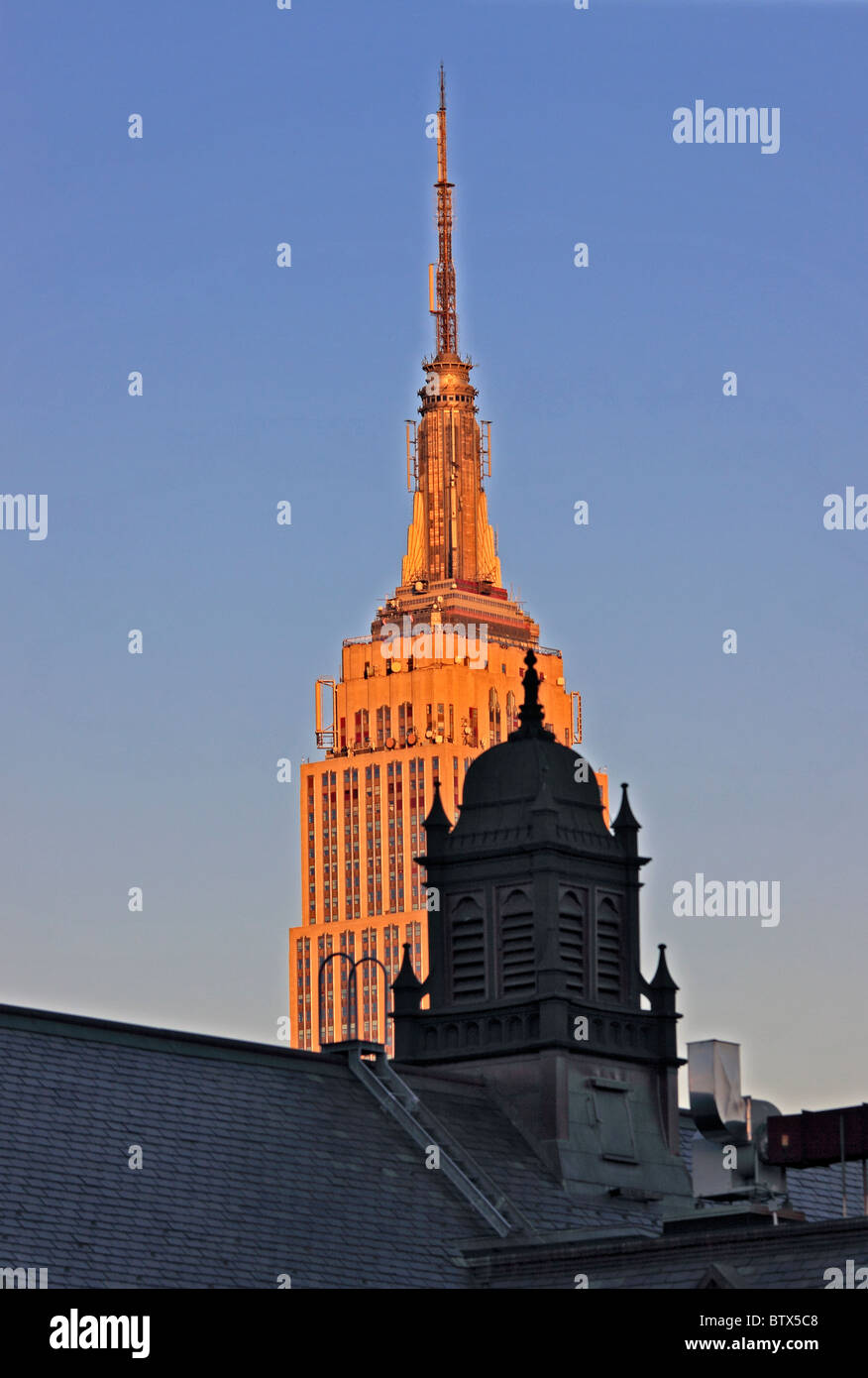 Nel tardo pomeriggio sun hits top di Empire State Building Manhattan New York City Foto Stock