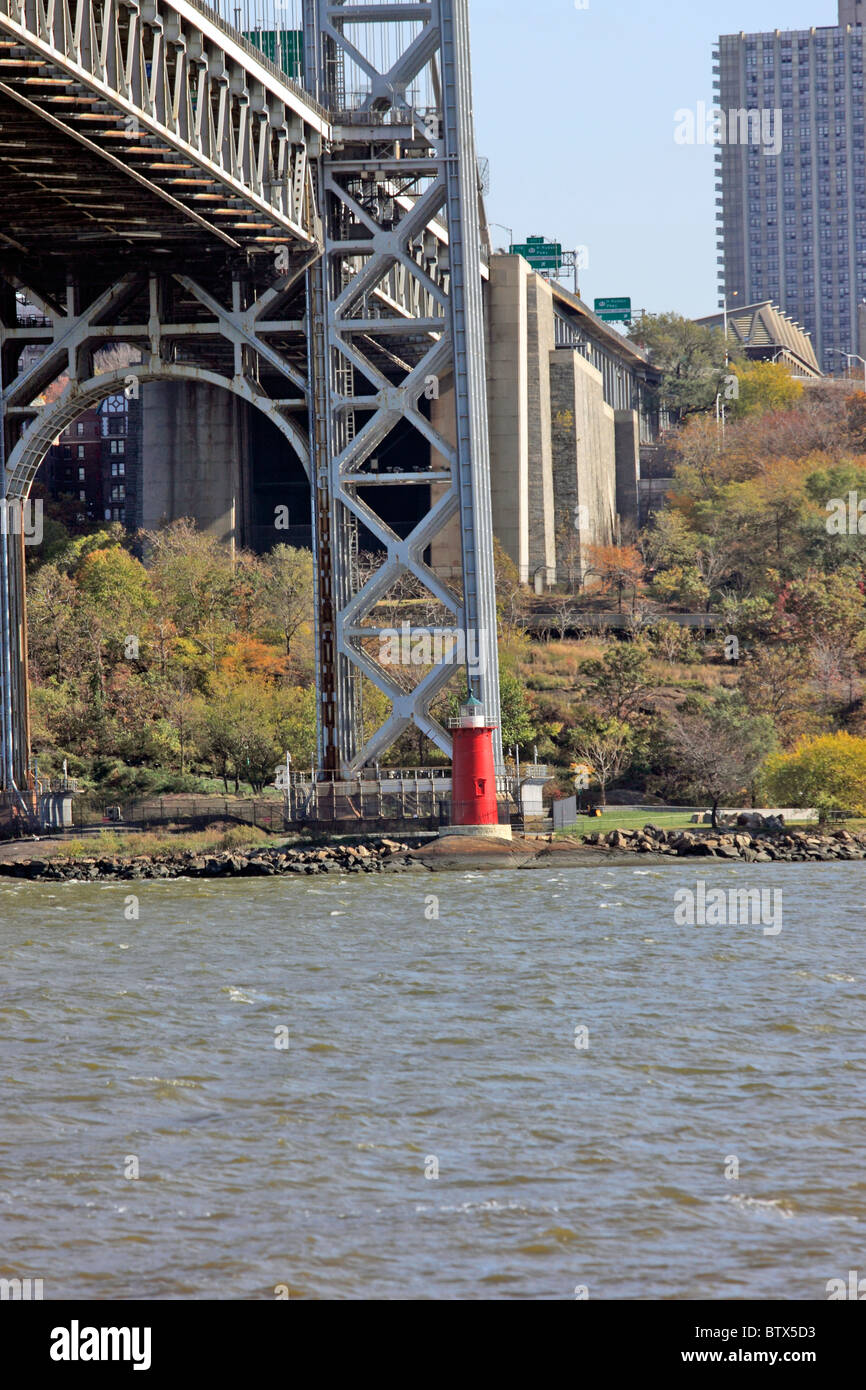 Il faro rosso piccolo sotto il New York lato del George Washington Bridge Foto Stock