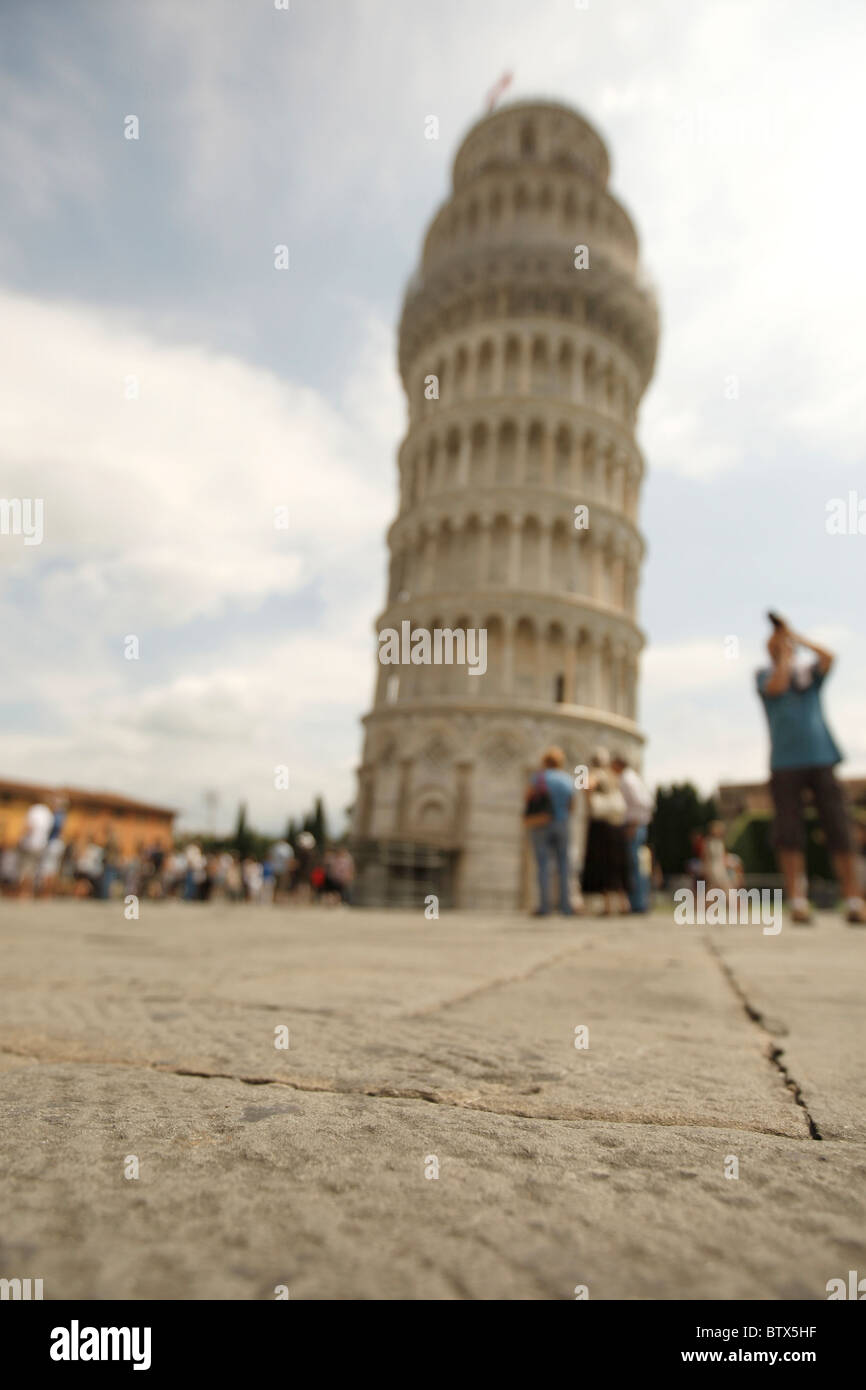 I turisti in "Piazza del Miracoli vicino a Pisa la torre pendente, Italia Foto Stock