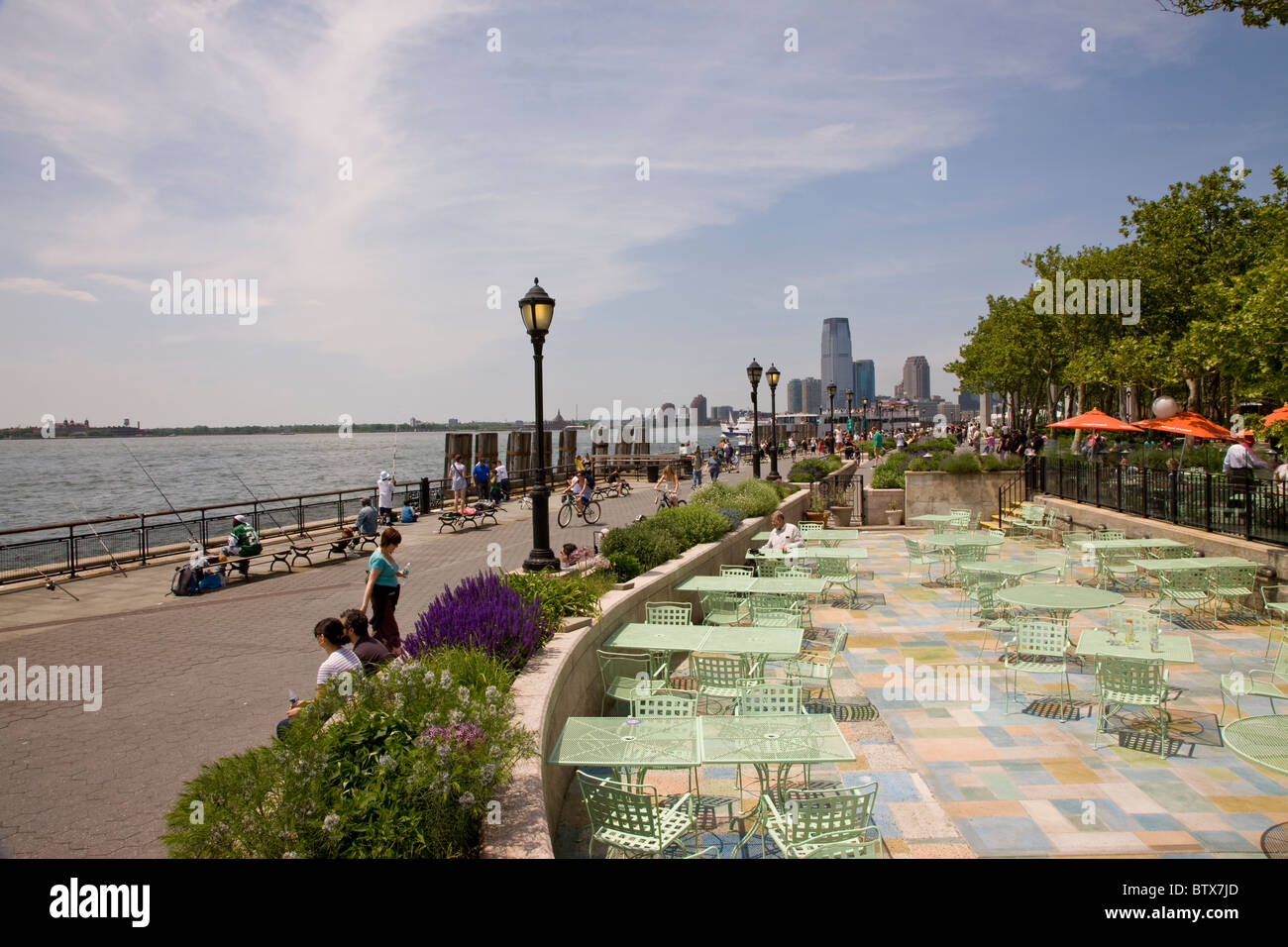 Admiral Dewey Promenade e il cafe in Battery Park, New York Foto Stock