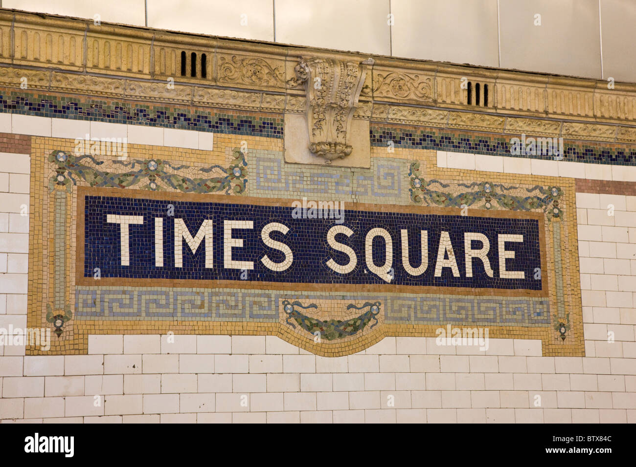 Mosaico quadrato Tablet a Times Square stazione della metropolitana Foto Stock