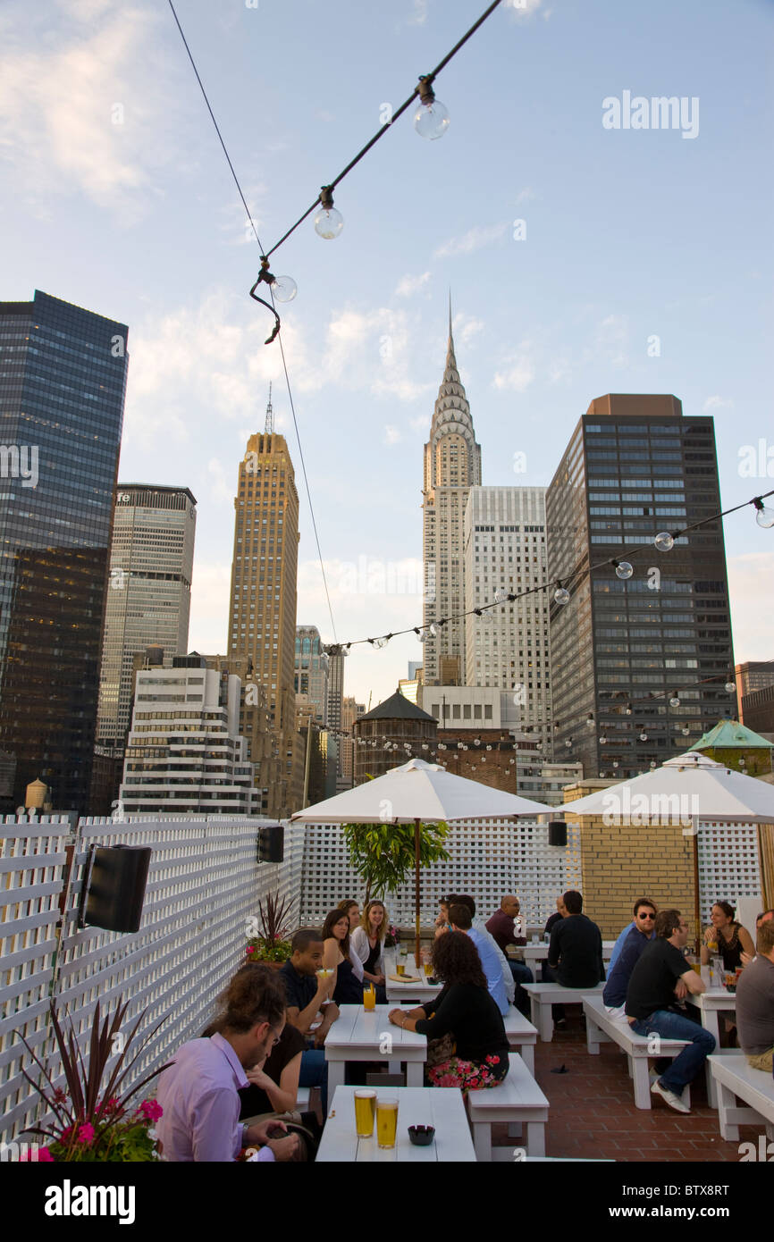 Roof garden bar nel centro di Manhattan Foto Stock