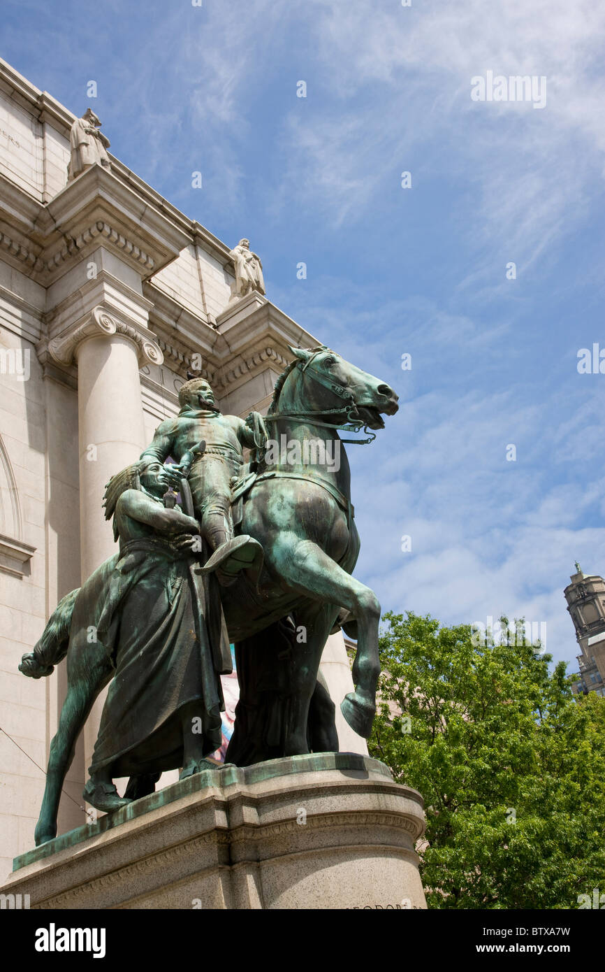 Statua in bronzo del Presidente Theodore Roosevelt al di fuori del Museo Americano di Storia Naturale Foto Stock