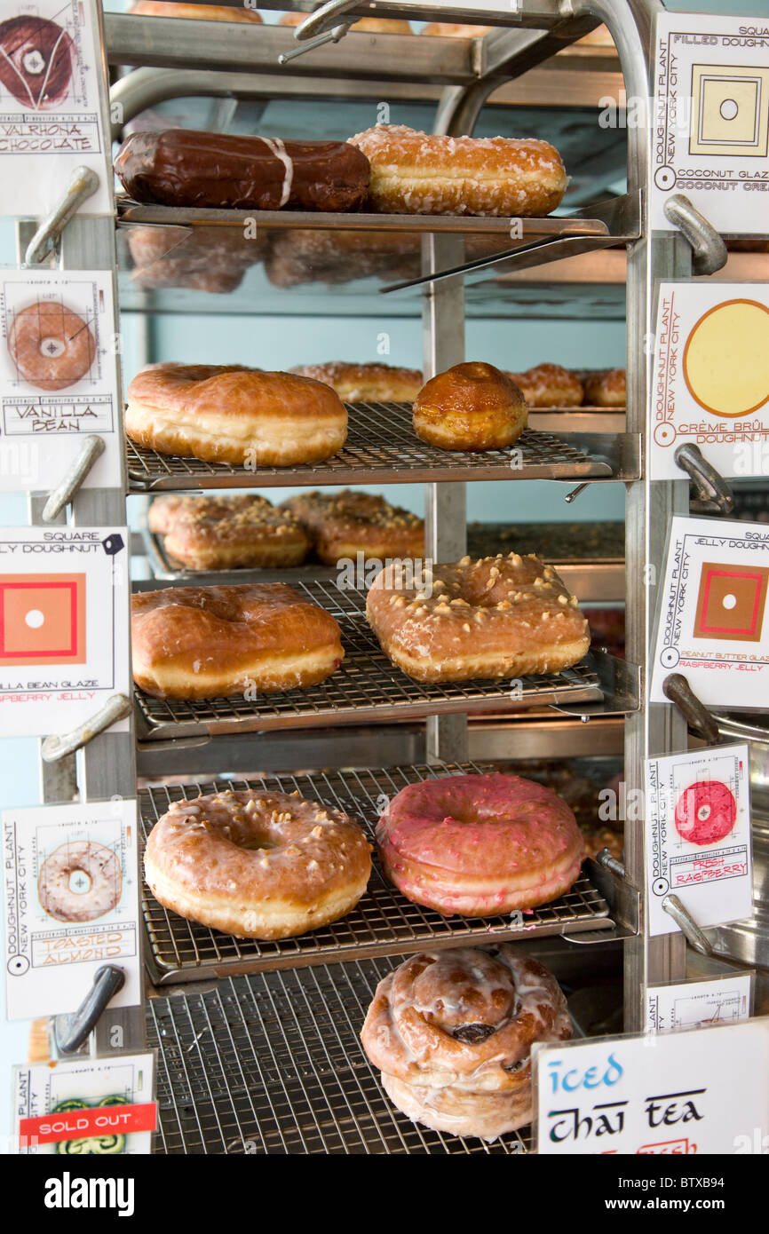Selezione di Doghnuts in pianta Donut Shop, Lower East Side distretto Foto Stock