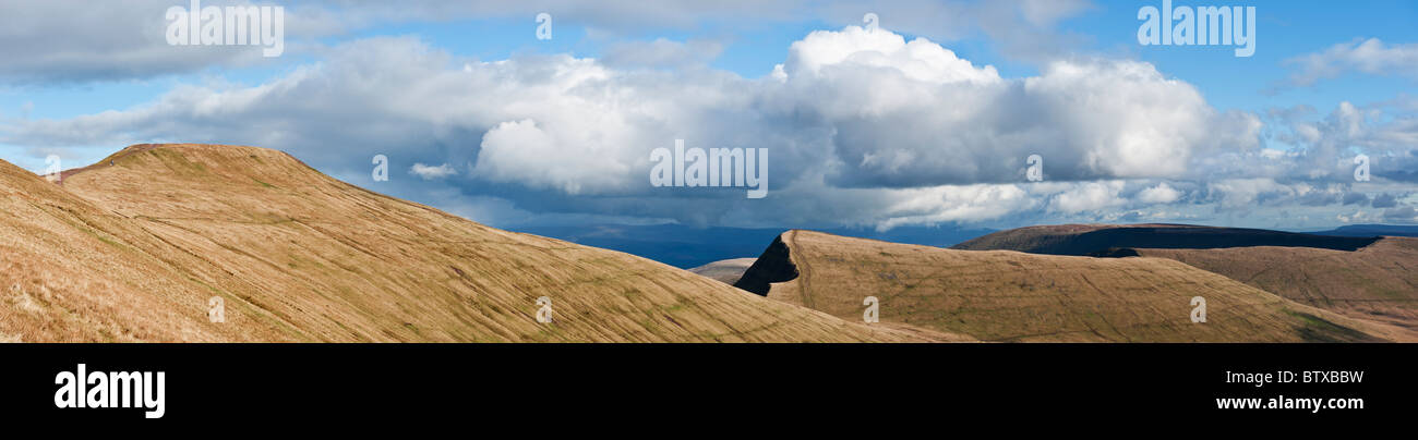 Vista panoramica di Pen Y la ventola e Cribyn nelle montagne del Parco Nazionale di Brecon Beacons, POWYS, GALLES Foto Stock