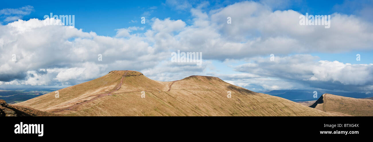 Vista panoramica di Pen Y la ventola e il mais Du nelle montagne del Parco Nazionale di Brecon Beacons, POWYS, GALLES Foto Stock