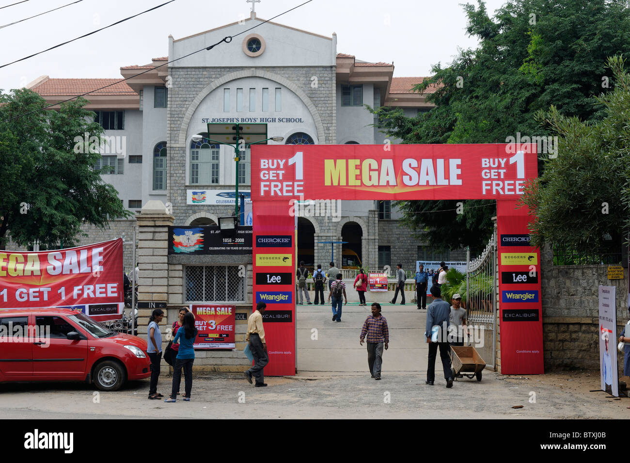 Un Mega retail Vendita di etichette di marca a Bangalore in Karnataka, India Foto Stock