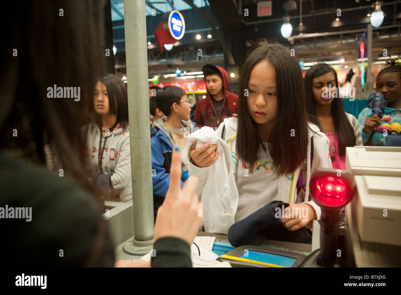 NYC scuola pubblica gli studenti on line per pagare gli acquisti effettuati dopo lo shopping al Old Navy il flagship store su 34th street a New York Foto Stock