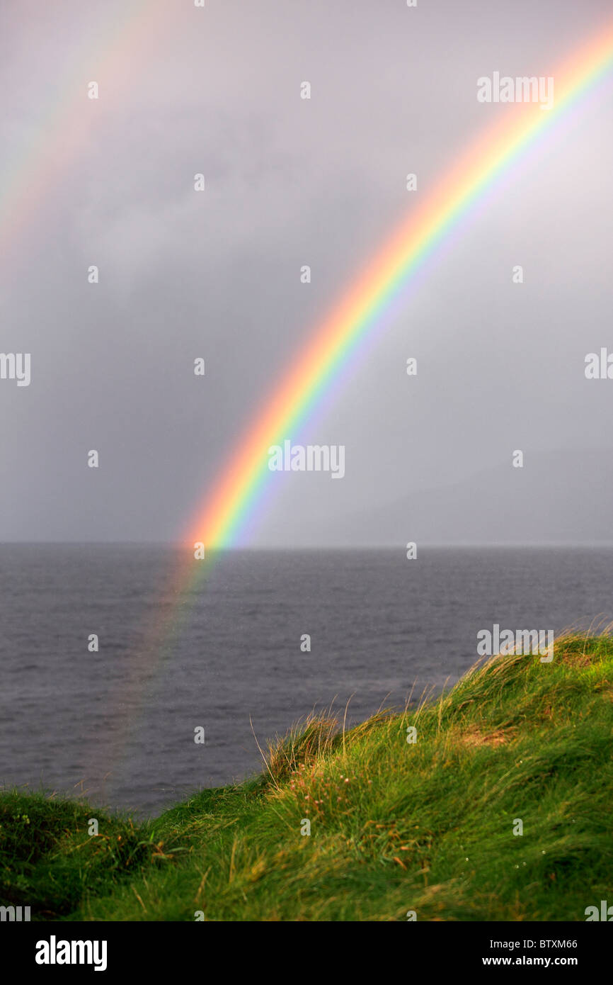 Rainbow costiere Roonagh Quay della contea di Mayo, Irlanda Foto Stock