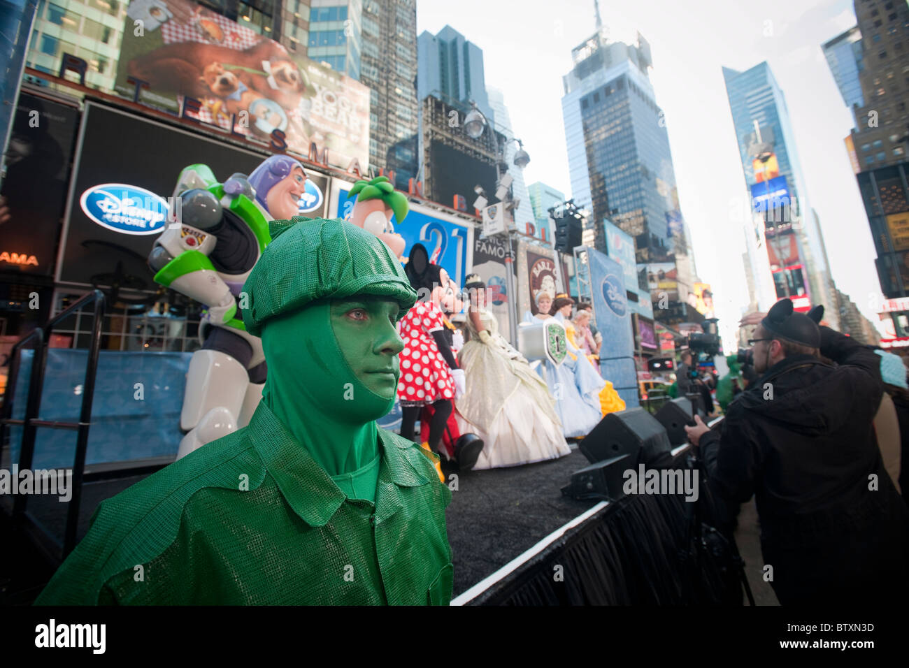 Attori raffiguranti vari personaggi Disney in occasione della cerimonia di apertura del Disney Store in Times Square a New York Foto Stock