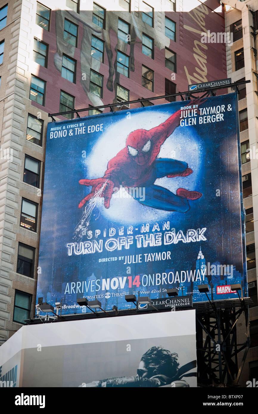 Un poster pubblicitari il 'Uomo Ragno Spegnere il buio' musical di Broadway è visto in Times Square a New York Foto Stock