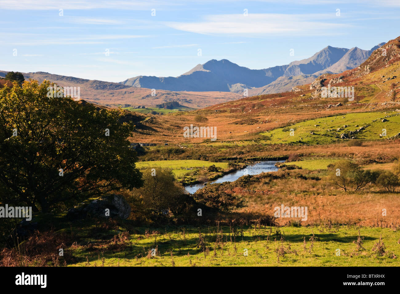 Vista lungo Nantygwryd e Afon Llugwy River to Mount Snowdon Horseshoe nel Parco Nazionale di Snowdonia in autunno. Capel Curig, il Galles del Nord, Regno Unito, Gran Bretagna Foto Stock