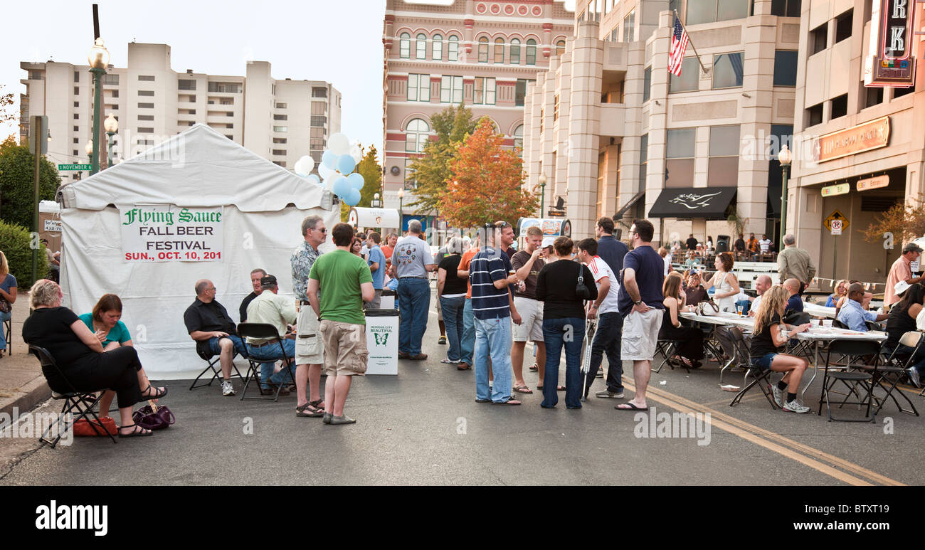Le persone che si godono la salsa di volo caduta del Festival della birra nel Peabody Place area del centro cittadino di Memphis, Tennessee, Stati Uniti d'America Foto Stock