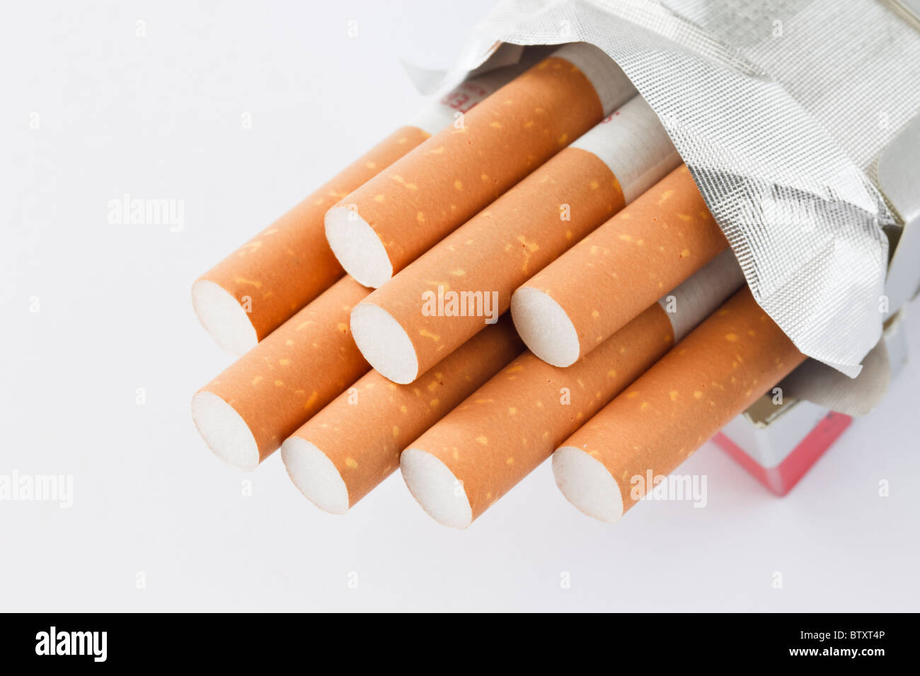 Aprire senza marca il pacchetto di 10 sigarette di tabacco su uno sfondo semplice. Inghilterra, Regno Unito, Gran Bretagna Foto Stock