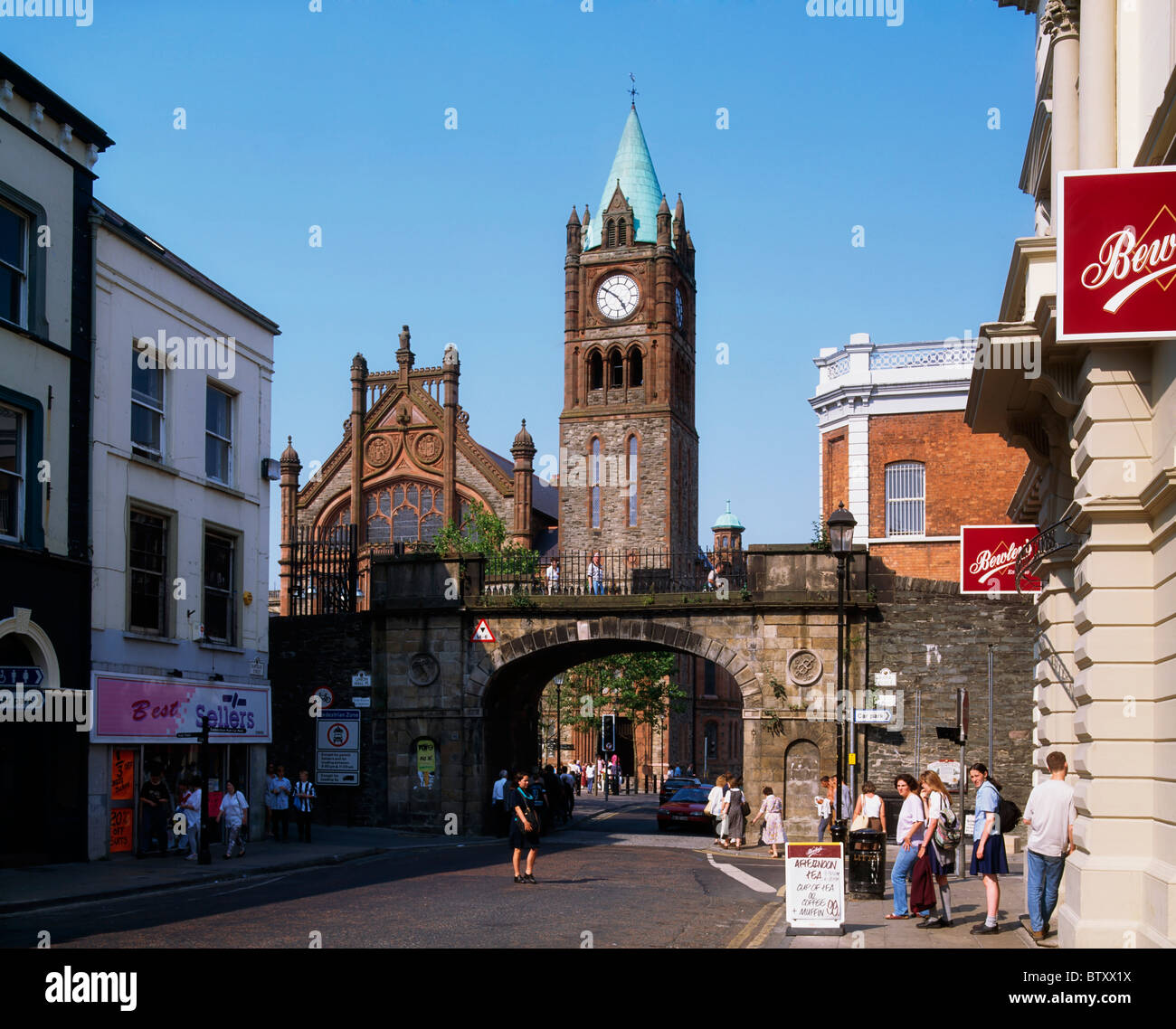 Guildhall, Derry, Co Derry, Irlanda; xix secolo la torre dell Orologio e il Municipio Foto Stock