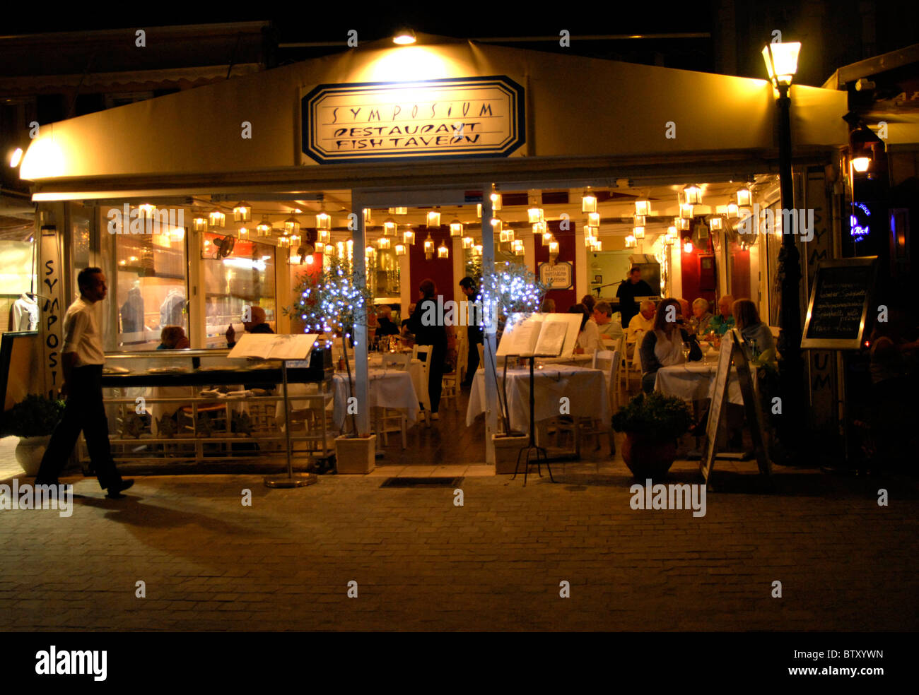 Night Shot che mostra Simposio ristorante a Parga, Epiro, Grecia Foto Stock