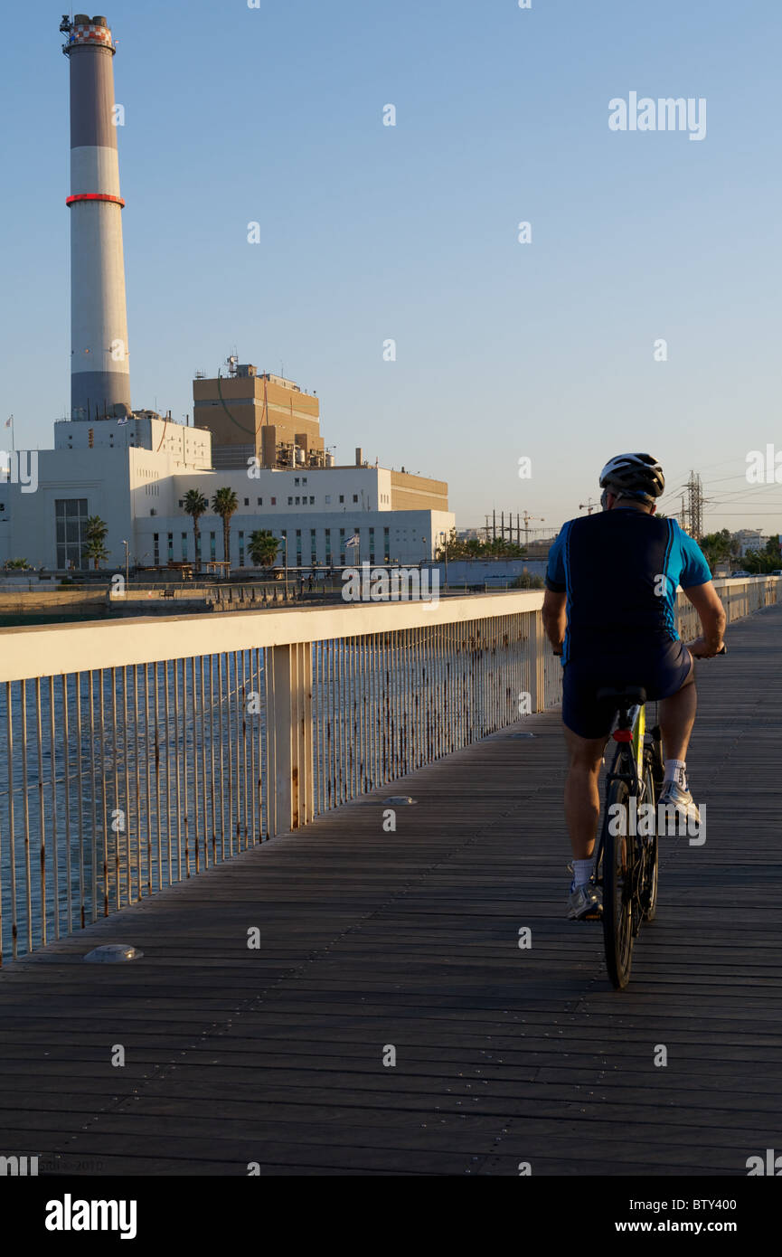 In bicicletta lungo il tel-Aviv Harbour Bridge Foto Stock
