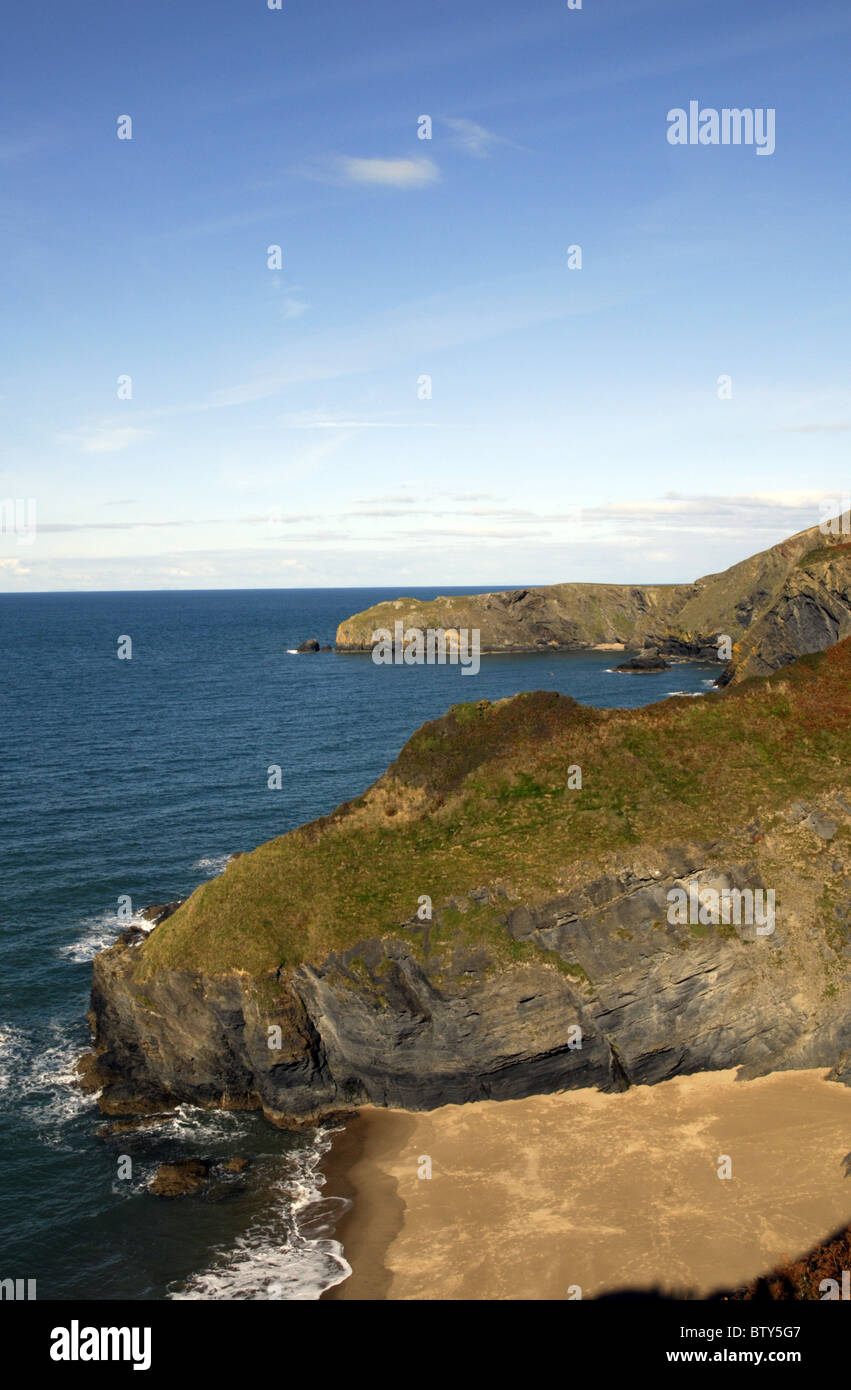 Ynys-lochtyn e la zona nord della spiaggia di Llangranog. Preso dalla Ceredigion Sentiero costiero Foto Stock