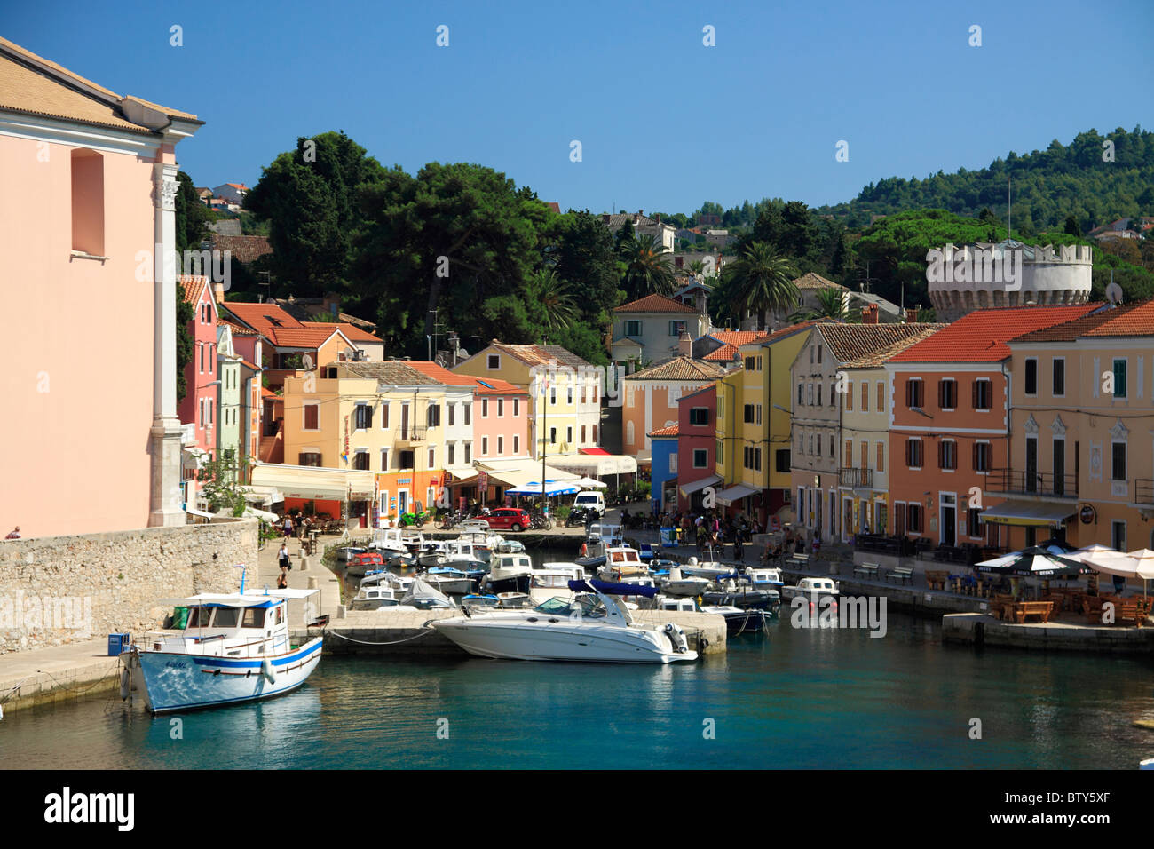 Case colorate che circondano pittoresco piccolo porto di Veli Losinj sull isola di Losinj, Croazia Foto Stock