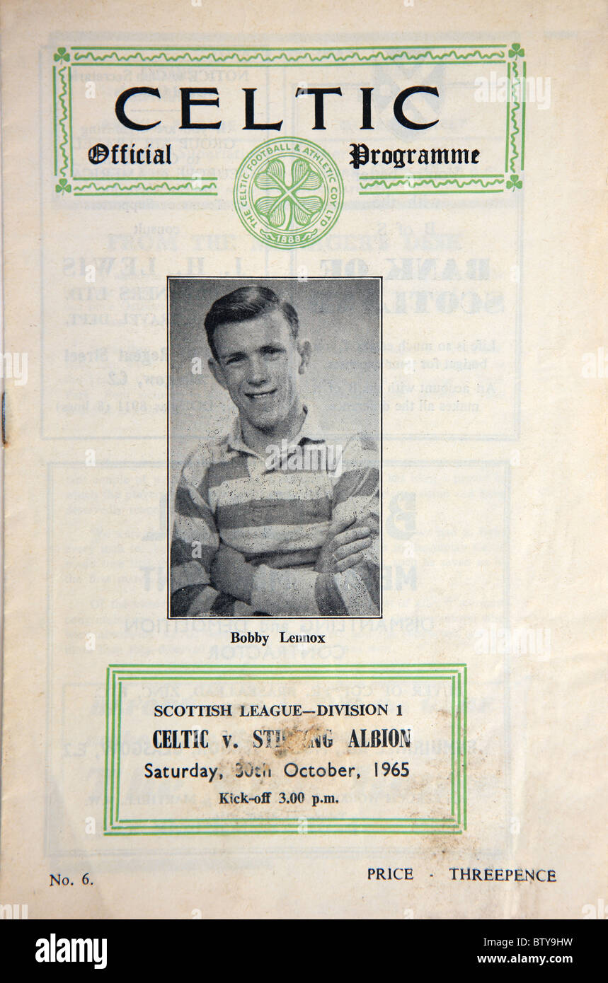 Celtic Football Club partita ufficiale evidenziando programma Celtic player Bobby Lennox per Celtic v Stirling Albion gioco in 1965 Foto Stock