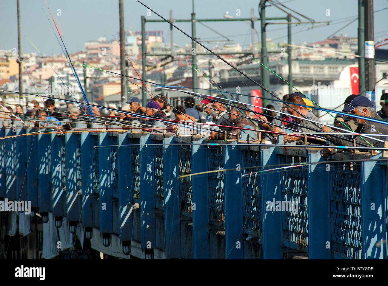 ISTANBUL, Turchia. Gli uomini la pesca dal Ponte Galata sopra il Golden Horn. 2010. Foto Stock
