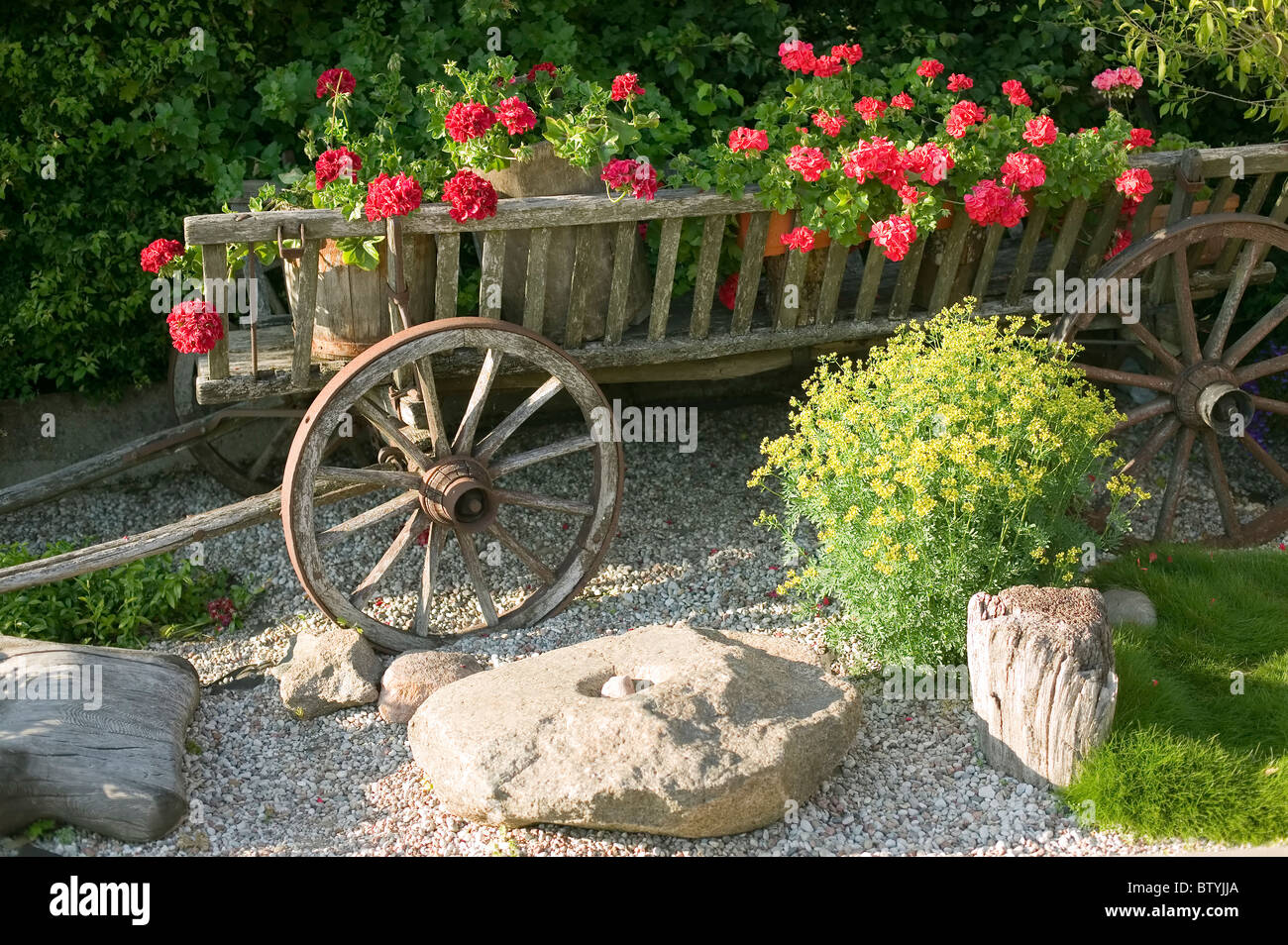 Vecchio carro in legno pieni di fiori, concetto Natura Foto Stock