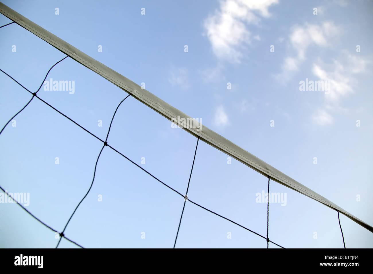 Tennis net con blu cielo nuvoloso sfondo Foto Stock