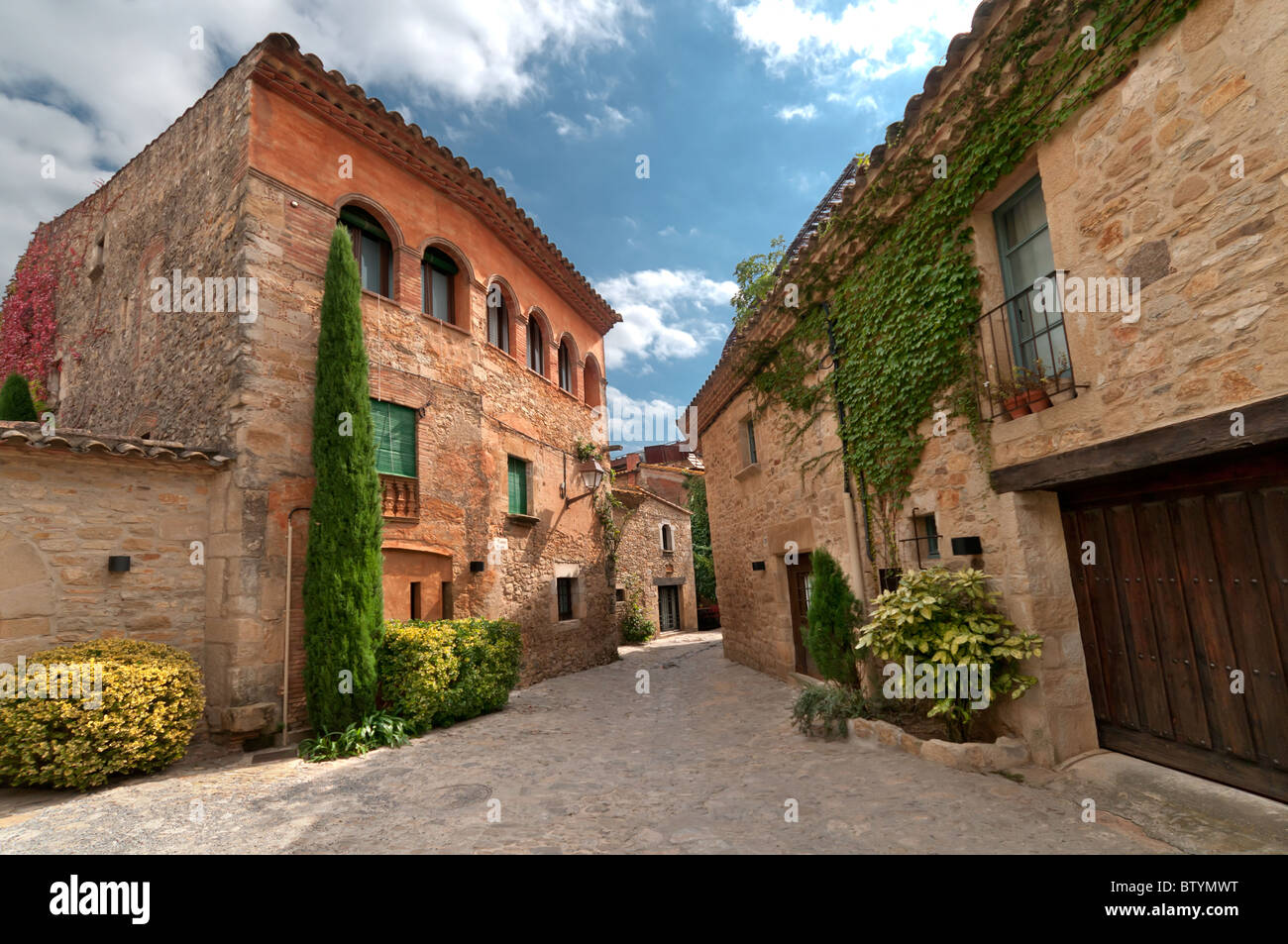 Piccola piazza nella città medievale di Peratallada, Spagna Foto Stock