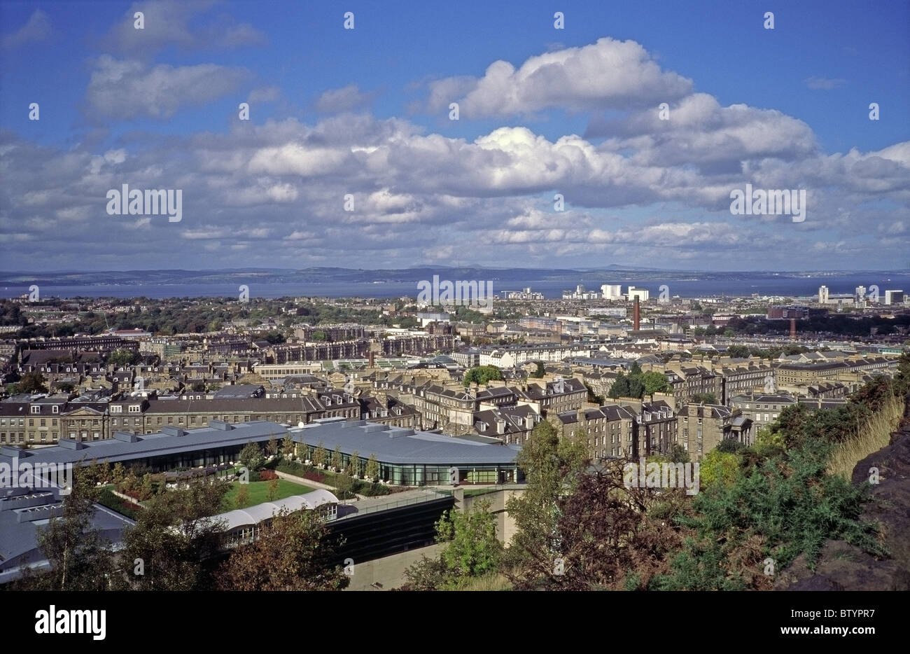 Vista da Calton Hill in tutta la città di Edimburgo guardando verso Leith Docks e la città di Edimburgo Foto Stock
