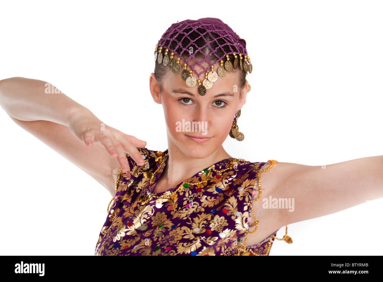 Studio shot della giovane e bella ragazza in turco costume di ballo Foto Stock