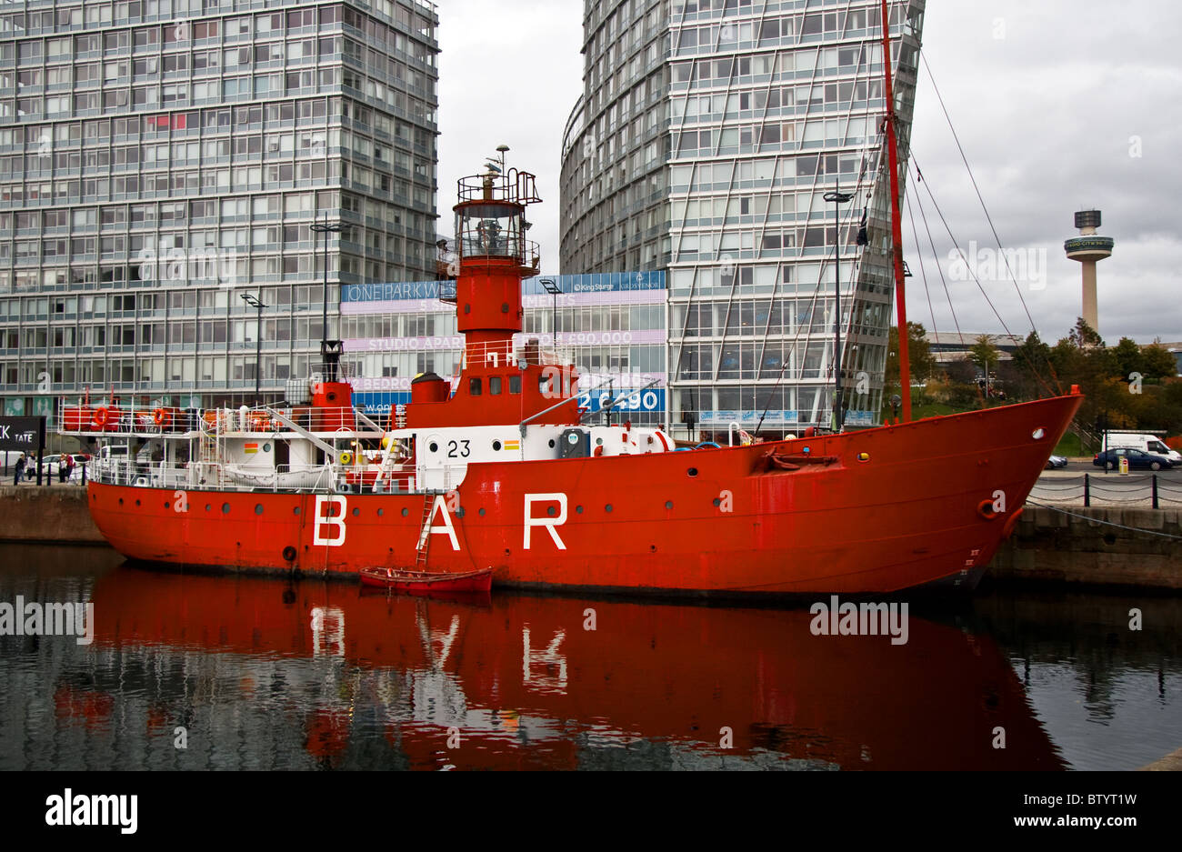 Ex Mersey Bar lightship - Planet, nuvoloso giorno, Canning Dock, Liverpool, Regno Unito. (Park West sviluppo, Liverpool One oltre). Foto Stock